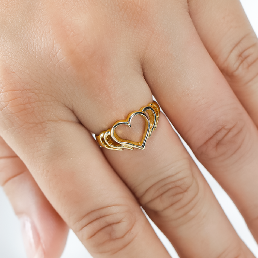  Anillo Corazón Calado, diseñado en joyería Caracas con oro 18k, simboliza el amor eterno. Deja que su elegante diseño en forma de corazón calado sea el reflejo de tu amor y lleva contigo nuestra garantía de por vida. 