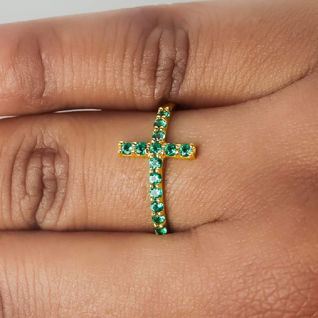  anillo cruz cristal L verde de joyería Caracas. Confeccionado en oro 18k y con garantía para toda la vida, es el accesorio perfecto para complementar tu estilo exclusivo. 