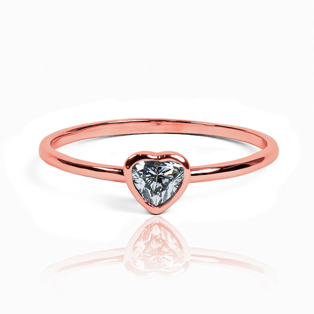 anillo de compromiso Diamond Heart. Fabricado en joyería caracas con oro de 18 quilates y certificado de calidad garantizado para una vida de elegancia y sofisticación.