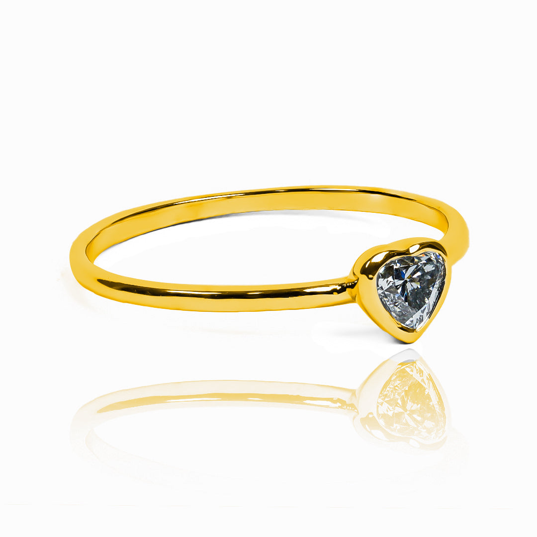 anillo de compromiso Diamond Heart. Fabricado en joyería caracas con oro de 18 quilates y certificado de calidad garantizado para una vida de elegancia y sofisticación.