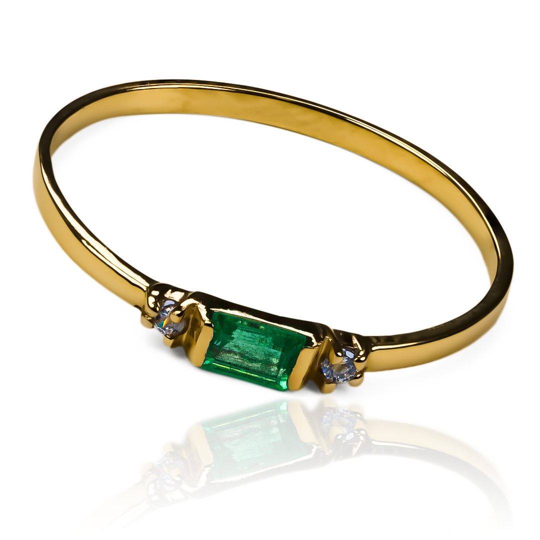 anillo emerald channel es un lujo de joyeria caracas con acabados en oro 18k. Con diseño de corte esmeralda, este anillo garantiza elegancia y durabilidad para toda la vida.