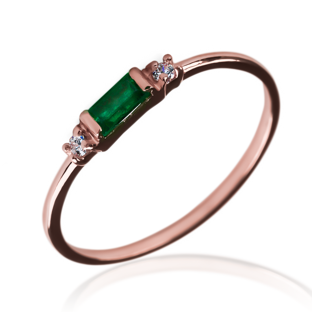 anillo emerald channel es un lujo de joyeria caracas con acabados en oro 18k. Con diseño de corte esmeralda, este anillo garantiza elegancia y durabilidad para toda la vida.