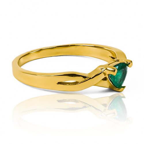 Anillo de compromiso emerald heart. Fabricado en Joyería Caracas con oro 18k de la más alta calidad, cuenta con certificado y garantía de por vida.