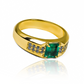 Anillo Emerald Elegance de Joyería Caracas. Confeccionado en oro 18k, esta pieza única te asegura una garantía de por vida. 