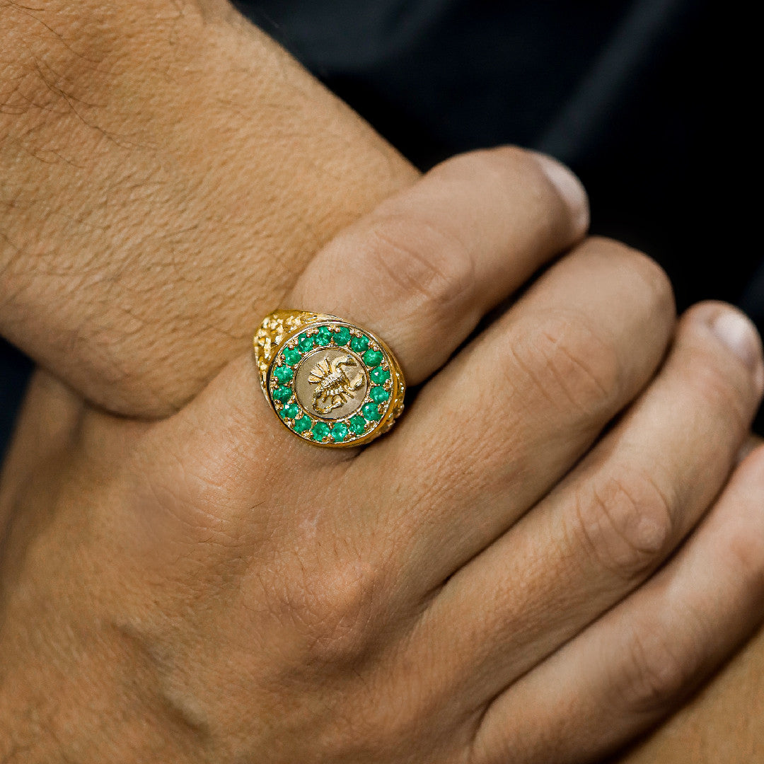 Disfrute de la elegancia y exclusividad con el anillo Emerald Scorpion de Joyería Caracas. Hecho de oro 18k, este anillo es una verdadera joya que aportará un toque de sofisticación a su look. Además, contará con una garantía de por vida que asegura su calidad y durabilidad.