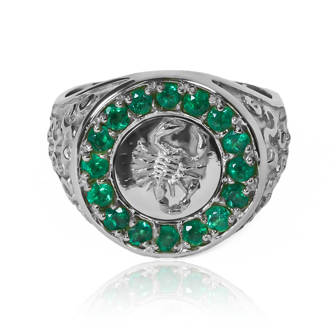 Disfrute de la elegancia y exclusividad con el anillo Emerald Scorpion de Joyería Caracas. Hecho de oro 18k, este anillo es una verdadera joya que aportará un toque de sofisticación a su look. Además, contará con una garantía de por vida que asegura su calidad y durabilidad.