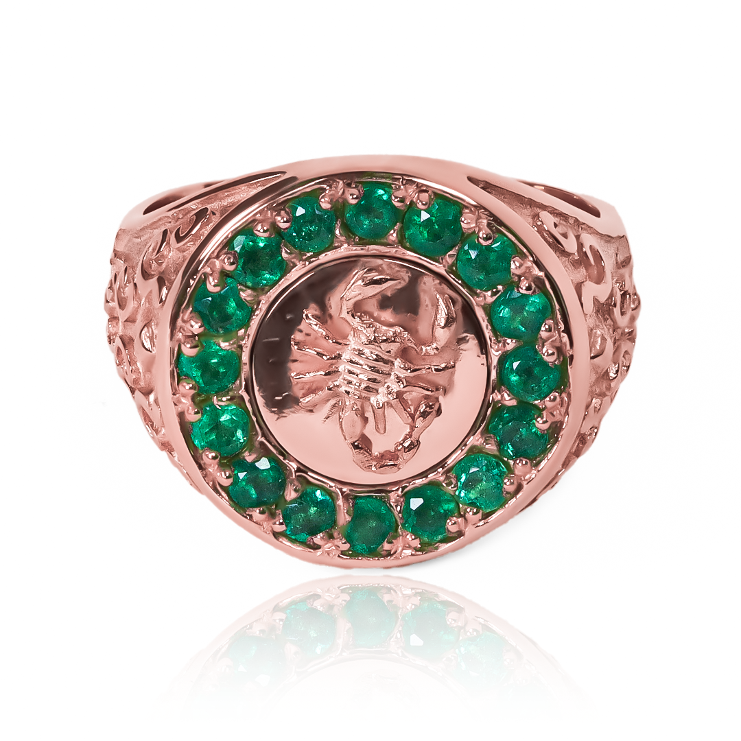 Disfrute de la elegancia y exclusividad con el anillo Emerald Scorpion de Joyería Caracas. Hecho de oro 18k, este anillo es una verdadera joya que aportará un toque de sofisticación a su look. Además, contará con una garantía de por vida que asegura su calidad y durabilidad.