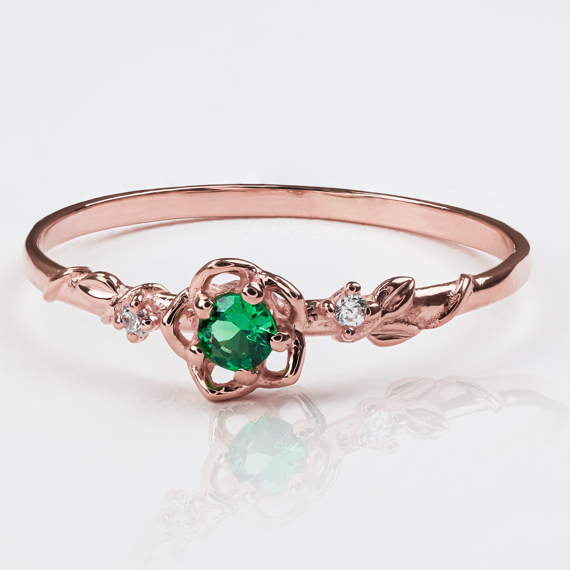 Anillo Espinas y Rosas S J. Hecho con joyería caracas de oro 18k y una icónica combinación de espinas y rosas que simboliza la fuerza y belleza de la vida. Con garantía de por vida