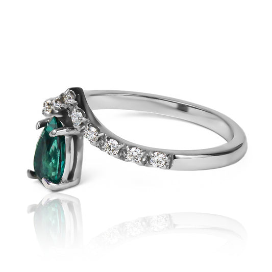 anillo emerald pear CJG. Diseñado en joyería Caracas, este anillo de oro 18k está adornado con exquisitas esmeraldas y diamantes, brindando elegancia a cada momento de tu vida.