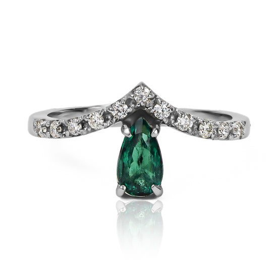 anillo emerald pear CJG. Diseñado en joyería Caracas, este anillo de oro 18k está adornado con exquisitas esmeraldas y diamantes, brindando elegancia a cada momento de tu vida.