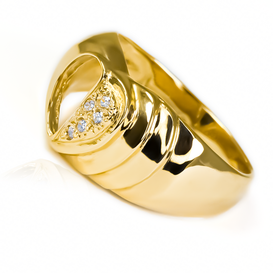 nuestro anillo half heart de joyeria caracas. Elaborado en oro 18k con una forma única que simboliza el amor verdadero. Además, cuenta con garantía de por vida