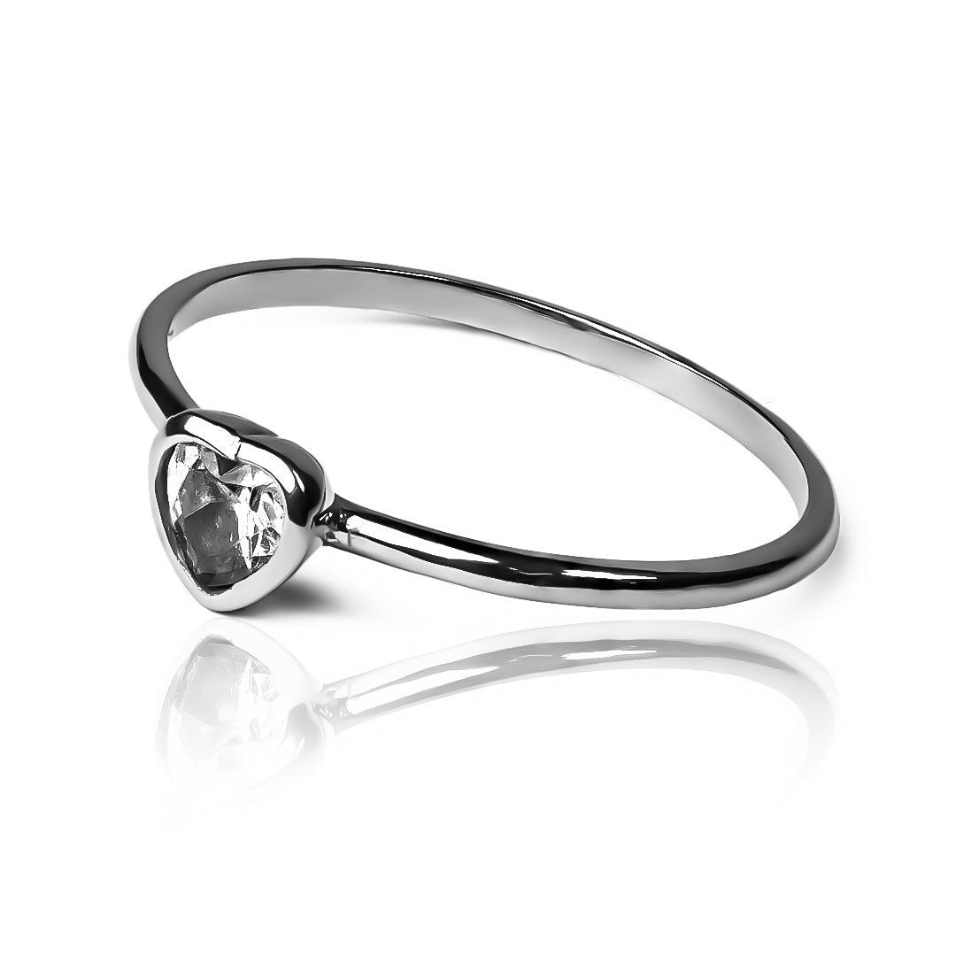 Anillo de compromiso en forma de corazón I, disponible exclusivamente en nuestra Joyería Caracas. Este impresionante anillo está elaborado en oro 18k, con un certificado de calidad que garantiza su durabilidad y belleza por toda la vida.