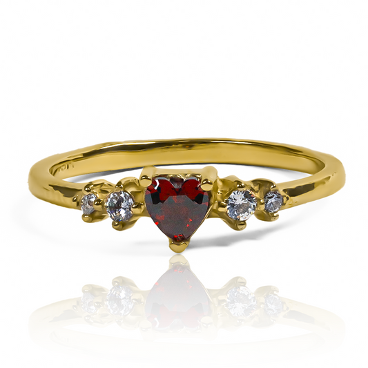 nuestro anillo Heart of Fire. Hecho en joyería caracas con oro 18k, este anillo representa amor y elegancia. Con garantía para toda la vida