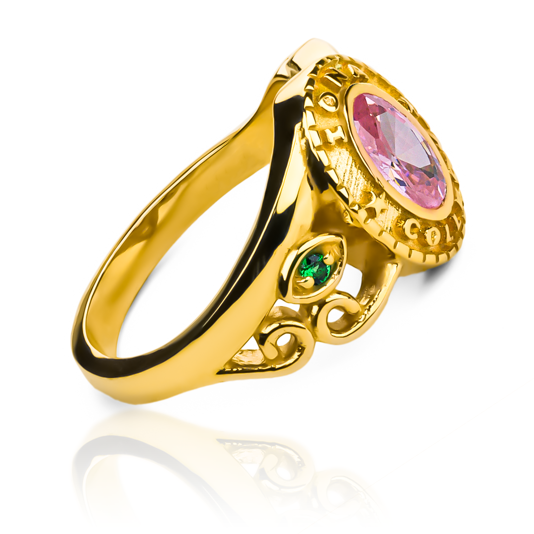 Eleva tu estilo con el anillo iona college de Joyería Caracas. Hecho con oro 18K de alta calidad y una garantía de por vida, este anillo es un símbolo de elegancia y exclusividad. Una adición perfecta a tu colección de joyas.