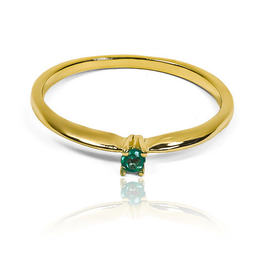 Anillo de compromiso con cortina de esmeralda y oro de 18k de Joyería Caracas. Este impresionante anillo cuenta con una deslumbrante esmeralda de calidad excepcional, que simboliza la belleza y durabilidad de su amor. Fabricado con oro de 18k, este anillo cuenta con un certificado de calidad y garantía de por vida