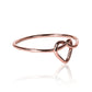 anillo de mujer "Knot heart" es una adición perfecta a cualquier colección de joyería. Fabricado en oro de 18K por la Joyería Caracas, cuenta con un diseño de nudo de corazón, simbolizando amor y compromiso.