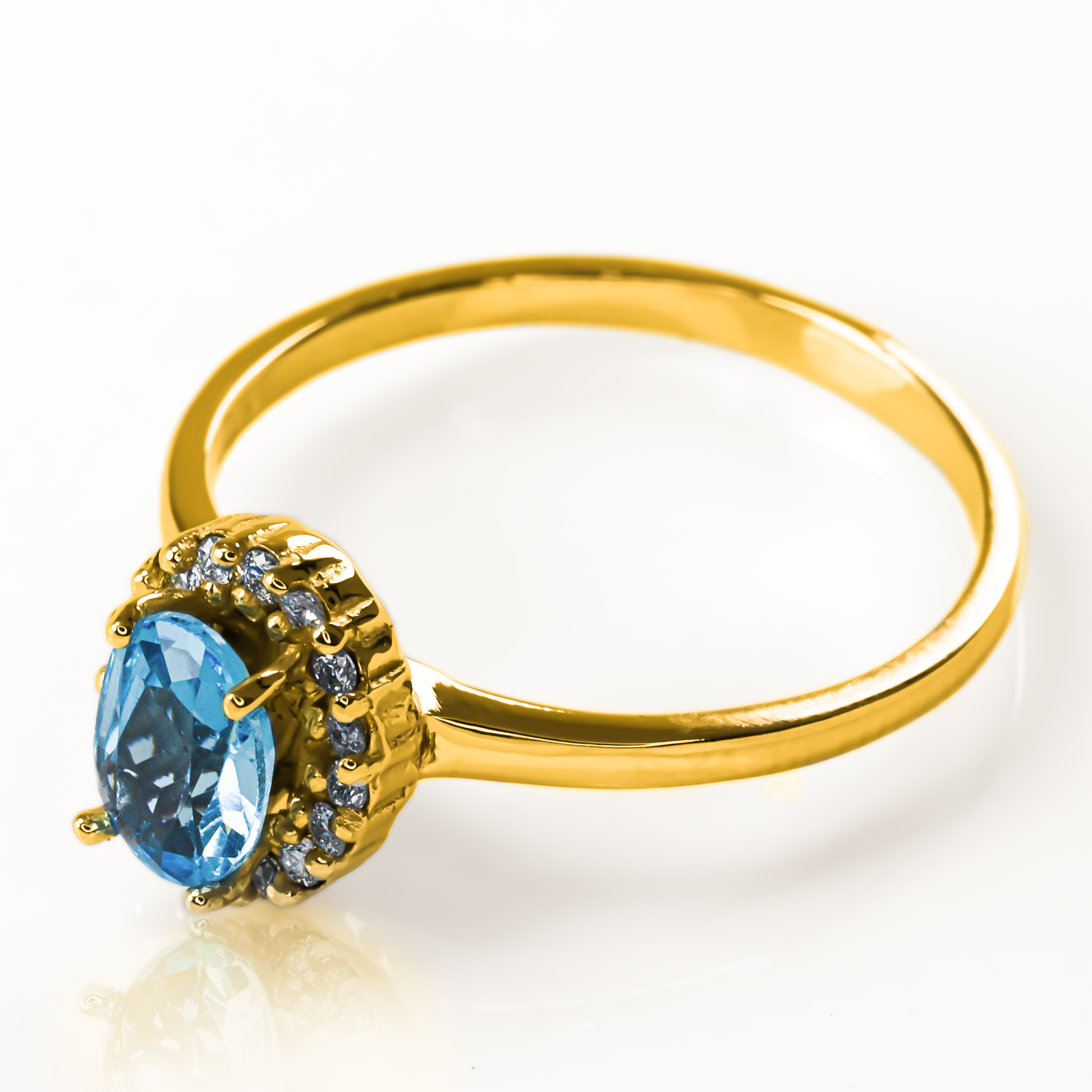 anillo de compromiso Lady Classic en oro 18k con un impresionante topacio rodeado de diamantes. Una joya de Joyería Caracas con certificado de calidad y garantía de por vida