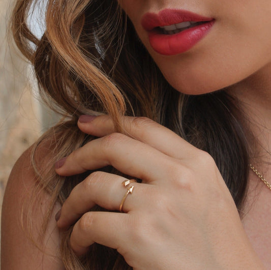  la elegancia de la joyería caracas con nuestro anillo love arrow. Hecho de oro 18k, este símbolo de amor te asegura garantía para toda la vida. 