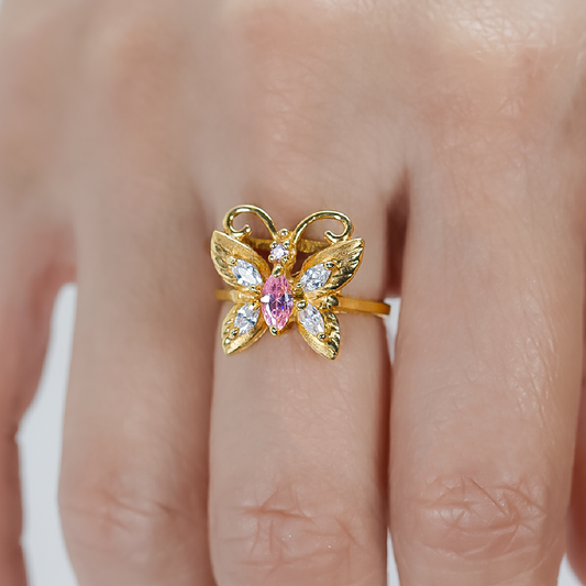  exclusivo anillo mariposa A J es una verdadera joya de la joyería caracas. Hecho de oro 18k, te garantiza elegancia y calidad de por vida. 