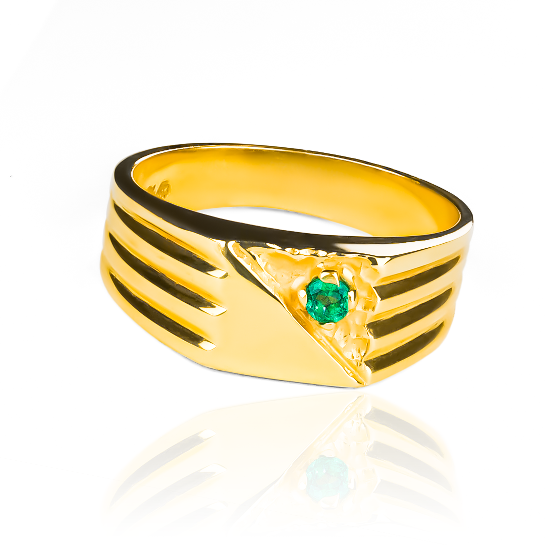  Anillo Media Cuadro Esmeralda J. Fabricado con joyería caracas de oro 18k, este anillo cuenta con media cuatro esmeralda y una garantía para toda la vida. 