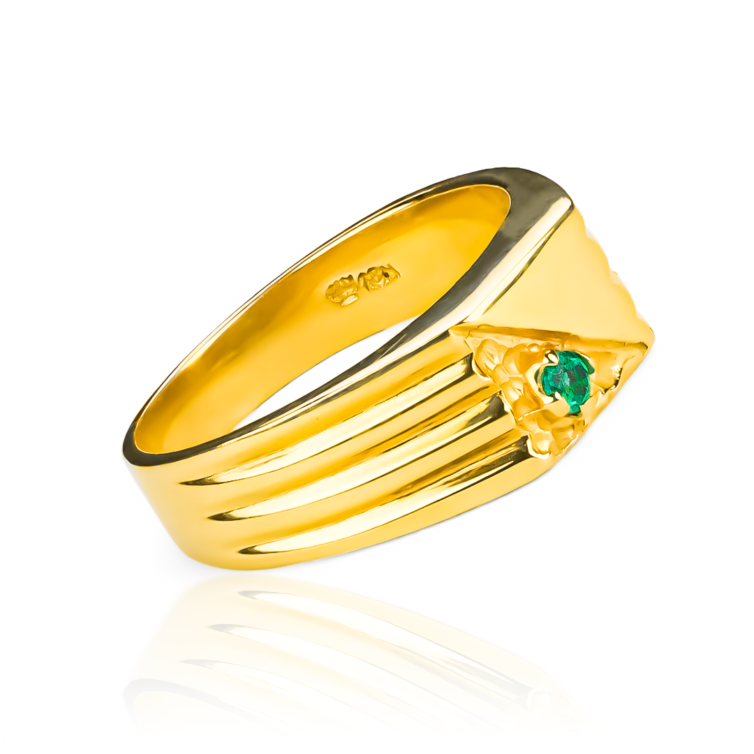  Anillo Media Cuadro Esmeralda J. Fabricado con joyería caracas de oro 18k, este anillo cuenta con media cuatro esmeralda y una garantía para toda la vida. 