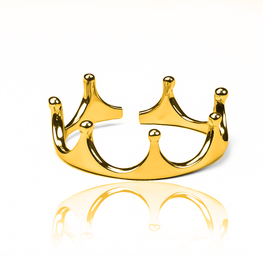 Anillo open crown de Joyería Caracas está elaborado en oro 18k, garantizando su elegancia y durabilidad de por vida. 