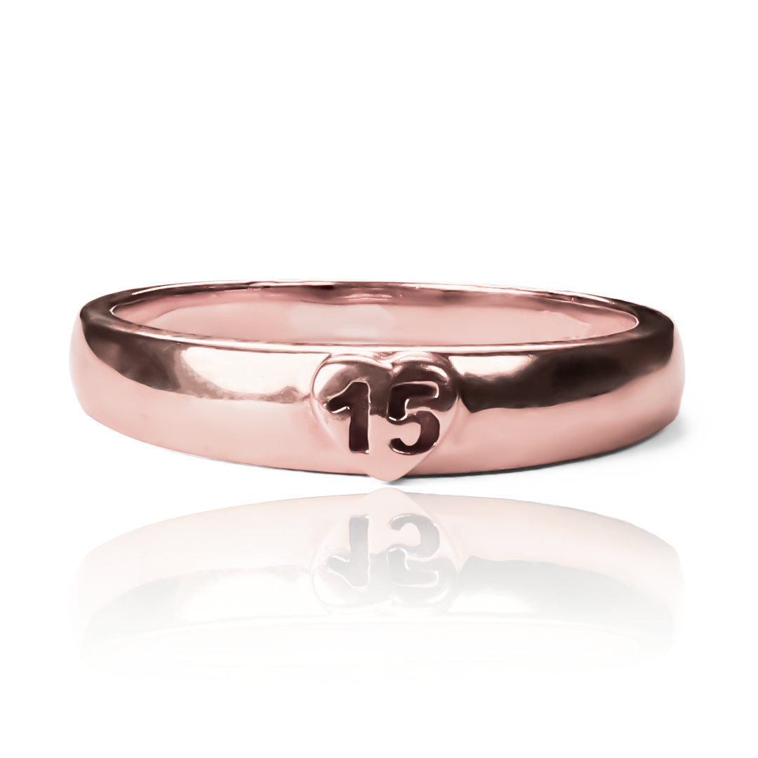 Descubre la belleza y la elegancia eterna del anillo Plane15 Heart de Joyería Caracas. Diseñado con oro 18k y una garantía de por vida, este anillo es la perfecta expresión de amor y sofisticación. Haz una declaración de estilo con este exclusivo anillo que será un tesoro para toda la vida.