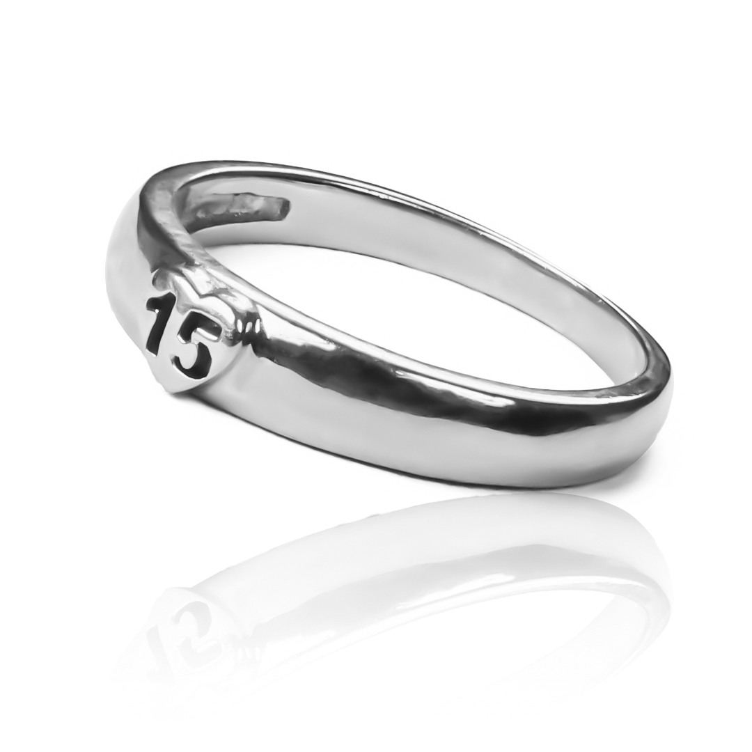 Descubre la belleza y la elegancia eterna del anillo Plane15 Heart de Joyería Caracas. Diseñado con oro 18k y una garantía de por vida, este anillo es la perfecta expresión de amor y sofisticación. Haz una declaración de estilo con este exclusivo anillo que será un tesoro para toda la vida.