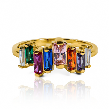 exclusividad de la joyería Caracas con nuestro Anillo Rainbow Baguette. Confeccionado en refinado oro 18k, este anillo presenta una cautivadora gema en forma de baguette, garantizando su belleza para toda la vida.