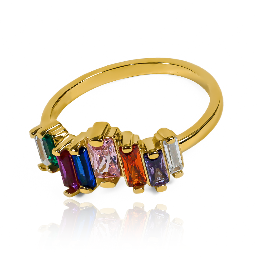 exclusividad de la joyería Caracas con nuestro Anillo Rainbow Baguette. Confeccionado en refinado oro 18k, este anillo presenta una cautivadora gema en forma de baguette, garantizando su belleza para toda la vida.