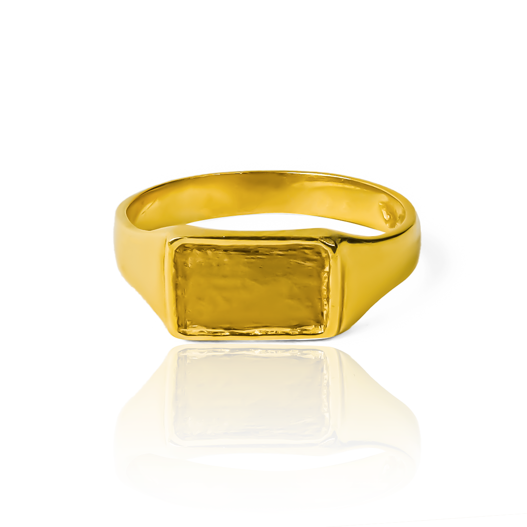 El anillo rectangular candy de Joyería Caracas es una verdadera joya de oro 18k con una garantía de por vida. Luce exclusivo y elegante con este anillo, que es sinónimo de calidad y estilo duradero. Haz una declaración de lujo con este anillo que se convertirá en tu compañero glamuroso para siempre.