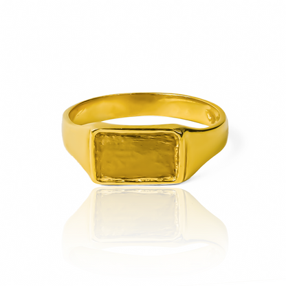 El anillo rectangular candy de Joyería Caracas es una verdadera joya de oro 18k con una garantía de por vida. Luce exclusivo y elegante con este anillo, que es sinónimo de calidad y estilo duradero. Haz una declaración de lujo con este anillo que se convertirá en tu compañero glamuroso para siempre.