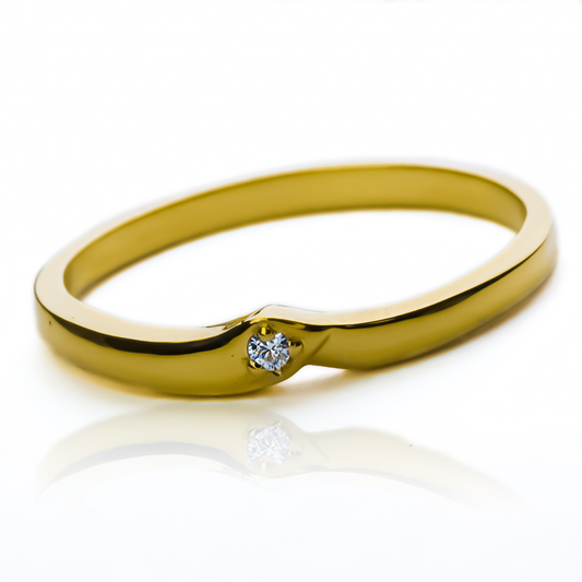 nuestro anillo simple vi. Hecho con joyería caracas y oro 18k de la más alta calidad, este anillo no solo es un accesorio, es una garantía para toda la vida.