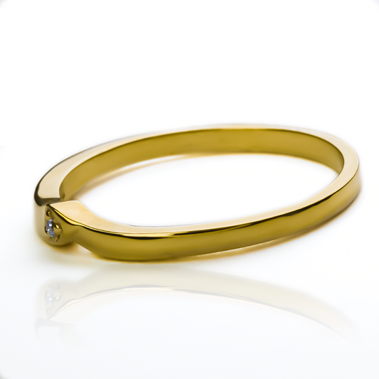 nuestro anillo simple vi. Hecho con joyería caracas y oro 18k de la más alta calidad, este anillo no solo es un accesorio, es una garantía para toda la vida.