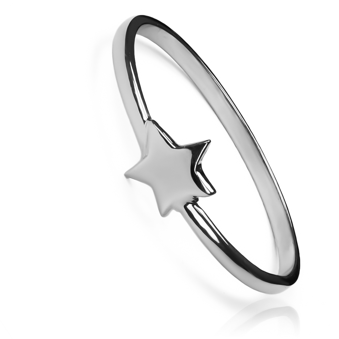 Descubre la elegancia de la joyería Caracas con nuestro anillo small star ring. Hecho de oro 18K, este anillo no solo es una joya, sino una obra de arte. Con garantía de por vida, será tu compañero de lujo por siempre.