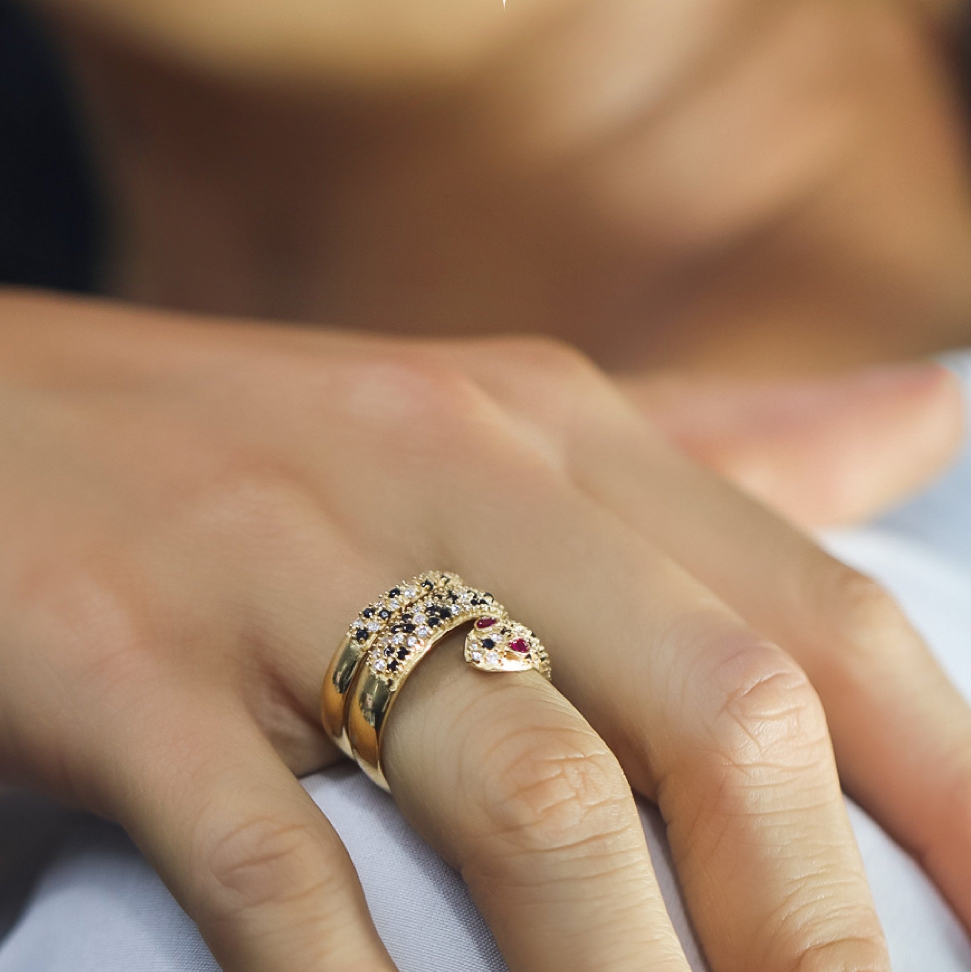 Anillo snake crystal de Joyería Caracas. Elaborado con oro 18k y una garantía para toda la vida.