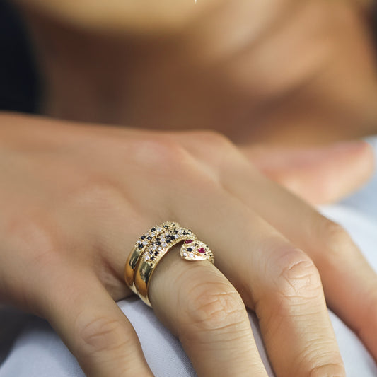 anillo snake crystal de joyería Caracas. Elaborado con oro 18k y una garantía para toda la vida