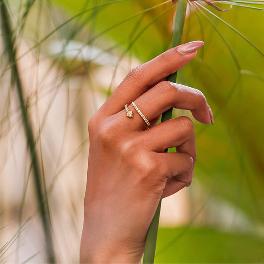 anillo snake small de joyería caracas, hecho con oro 18k de alta calidad. Con garantía de por vida, este anillo es una inversión en tu estilo y durabilidad.