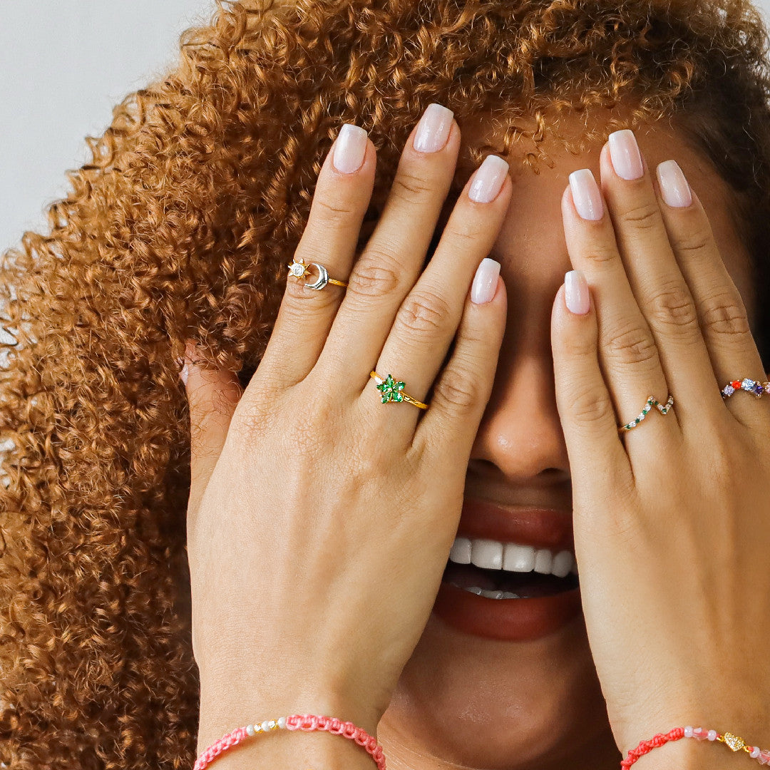 Anillo sol y luna. Hecho con joyería caracas y oro 18k de alta calidad, este anillo es una obra de arte atemporal que simboliza amor y eternidad. Con garantía de por vida