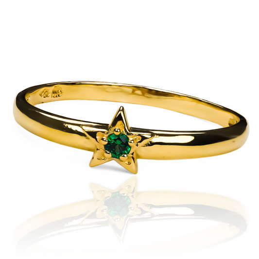 Descubre la elegancia y exclusividad de nuestro anillo star green. Fabricado con oro 18K de Joyería Caracas y con garantía de por vida, esta pieza es un tesoro que te acompañará siempre. Su diseño único y llamativo te hará brillar como una estrella en cualquier ocasión.