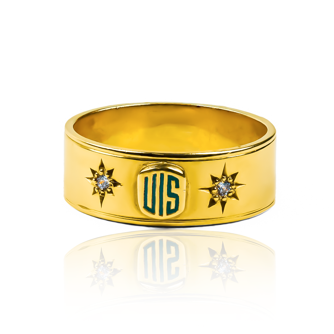 Descubre la verdadera joya de Caracas con nuestro anillo Stars UIS. Hecho de oro 18K, su elegante diseño de estrellas te transportará al mundo de la moda y la literatura. Con garantía de por vida, es más que una simple joya, es una inversión en tu estilo de vida exclusivo.