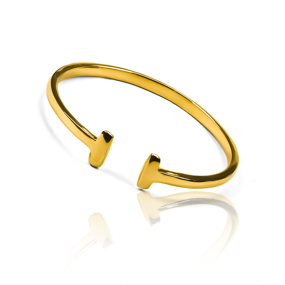 El anillo stick de Joyería Caracas está diseñado para destacar en cualquier ocasión. Hecho de oro 18k y con garantía de por vida, es un símbolo de elegancia y sofisticación. 