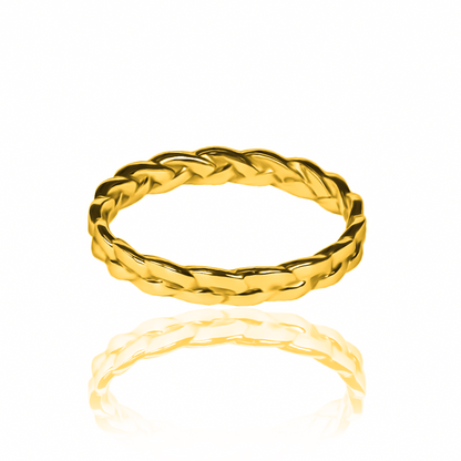 Anillo trenza de Joyería Caracas. Fabricado con oro 18k, este anillo es un lujo que puedes disfrutar toda la vida. Con nuestra garantía de por vida.