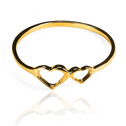 Descubre la belleza y el amor en cada detalle con nuestro Anillo Twin Hearts, Joyería Caracas combina la elegancia del oro 18k con un diseño exclusivo. Está respaldado por nuestra garantía de por vida.