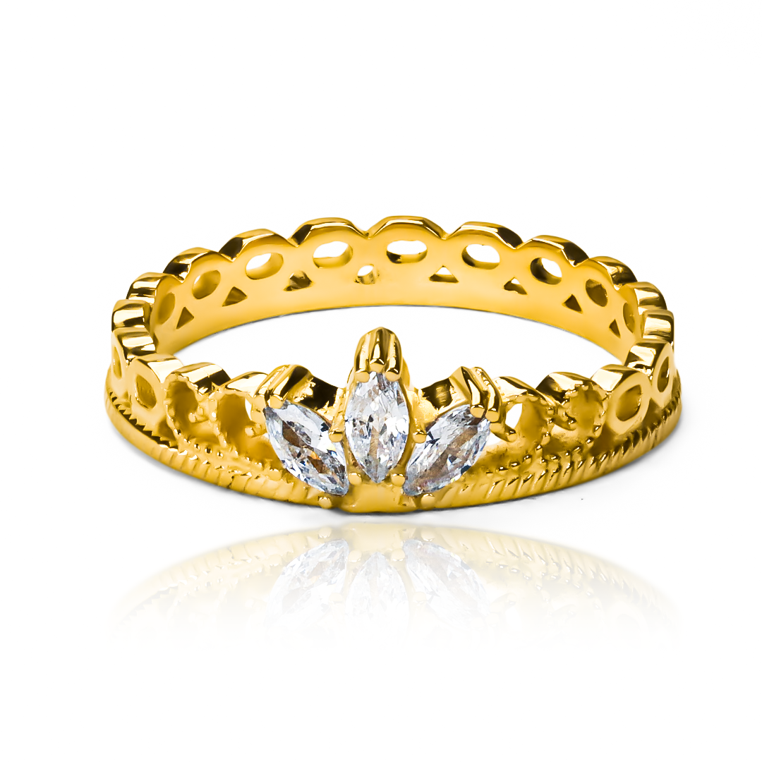 Anillo corona marquis de Joyería Caracas, con acabado en oro 18k y garantía de por vida. Siente la elegancia y exclusividad de llevar esta pieza única, que te acompañará para siempre.