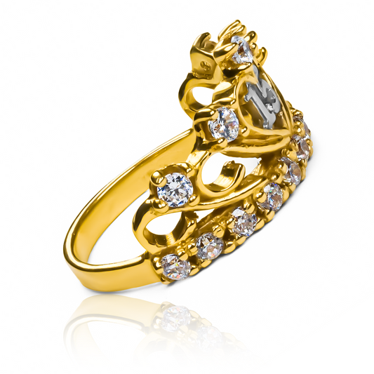 El anillo dulces 15 corona de joyería Caracas es una exquisita pieza de oro 18k que evoca elegancia y exclusividad. Inspírate en la dulzura de los 15 y lleva contigo esta corona de por vida. ¡Haz que cada momento sea inolvidable con este anillo único!