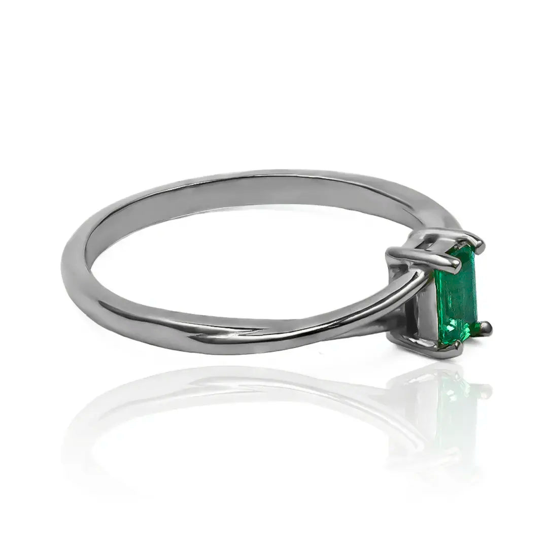 Anillo de compromiso baguette emerald de oro de 18k! Confeccionado por expertos joyeros de Joyería Caracas, cuenta con garantía de por vida. 