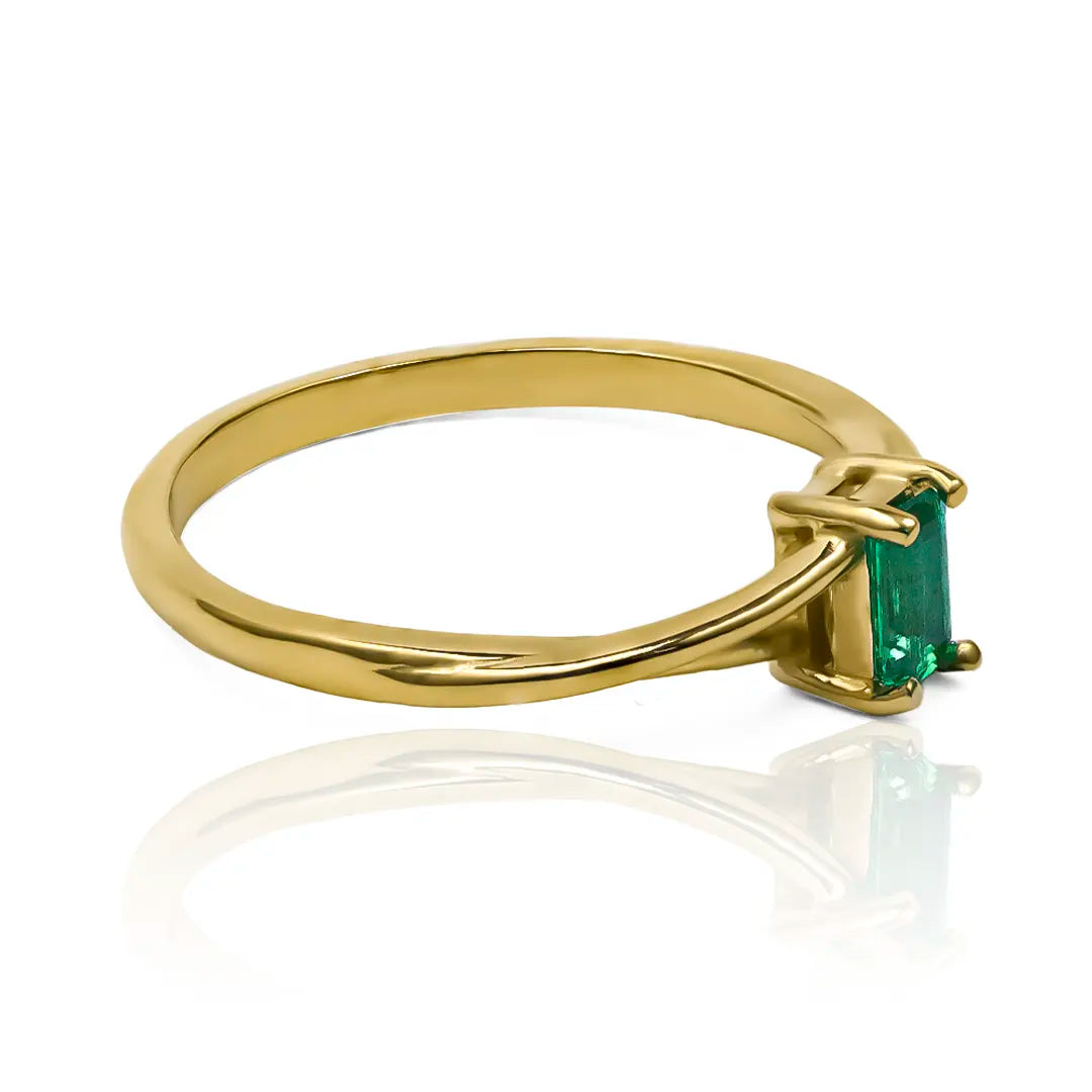 Anillo de compromiso baguette emerald de oro de 18k! Confeccionado por expertos joyeros de Joyería Caracas, cuenta con garantía de por vida. 