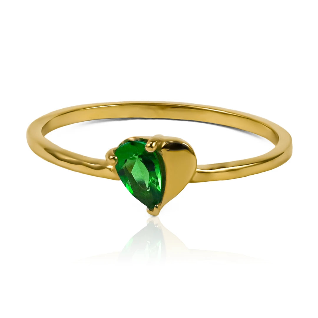 Este elegante anillo de oro captura la esencia del amor con su diseño único, forma un delicado corazón partido por la mitad, simbolizando la unión de dos almas. En el centro de una de las mitades, resplandece una piedra en forma de gota, añadiendo un toque de sofisticación y brillo