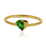 Este elegante anillo de oro captura la esencia del amor con su diseño único, forma un delicado corazón partido por la mitad, simbolizando la unión de dos almas. En el centro de una de las mitades, resplandece una piedra en forma de gota, añadiendo un toque de sofisticación y brillo